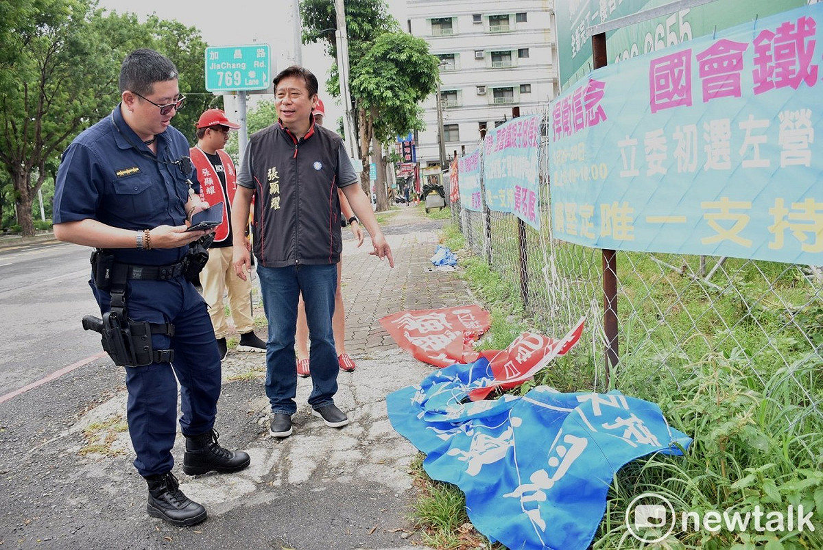 張顯耀(右)向派出所報案，警方到場蒐證。 圖：孫家銘／攝