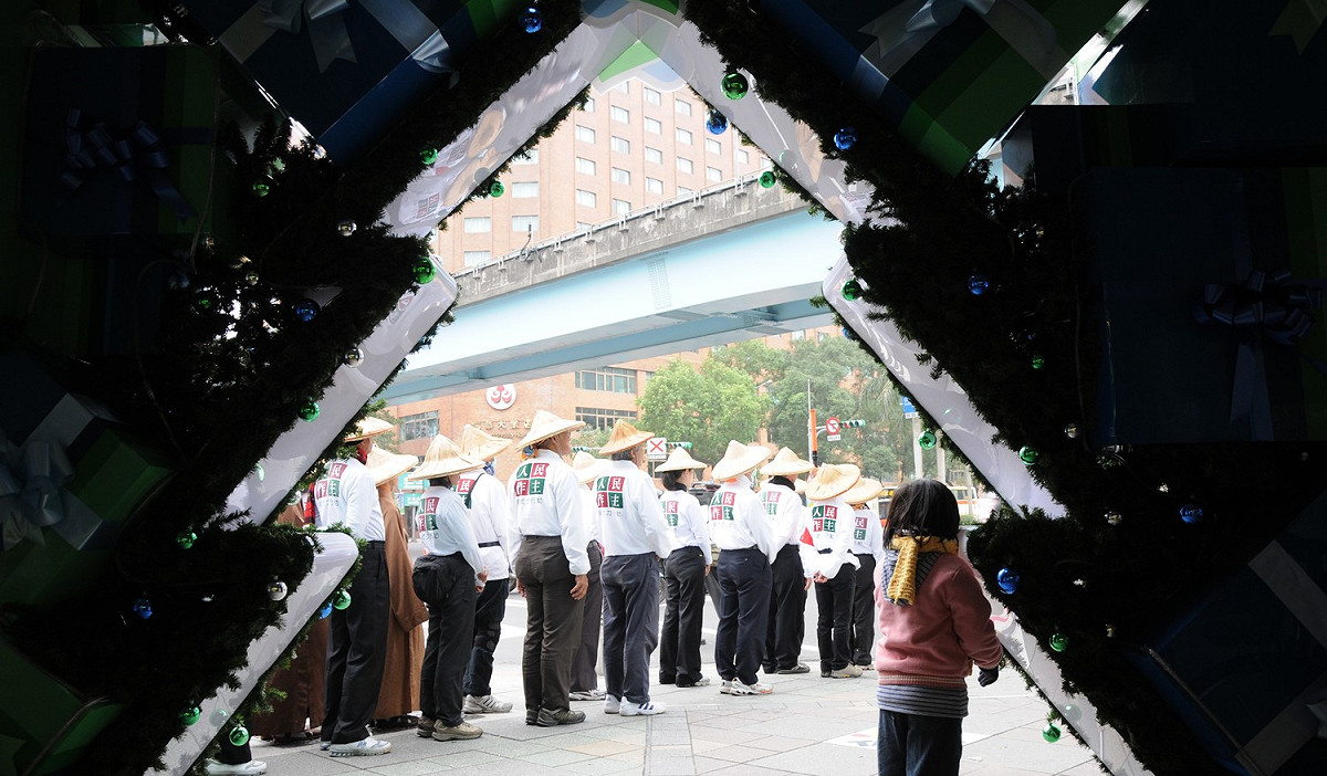 人民作主運動號召多位人士，身穿白衣黑褲，頭戴斗笠，齊心走上街頭，以環島千里苦行的運動訴諸他們的心聲。 圖：邱萬興/攝影