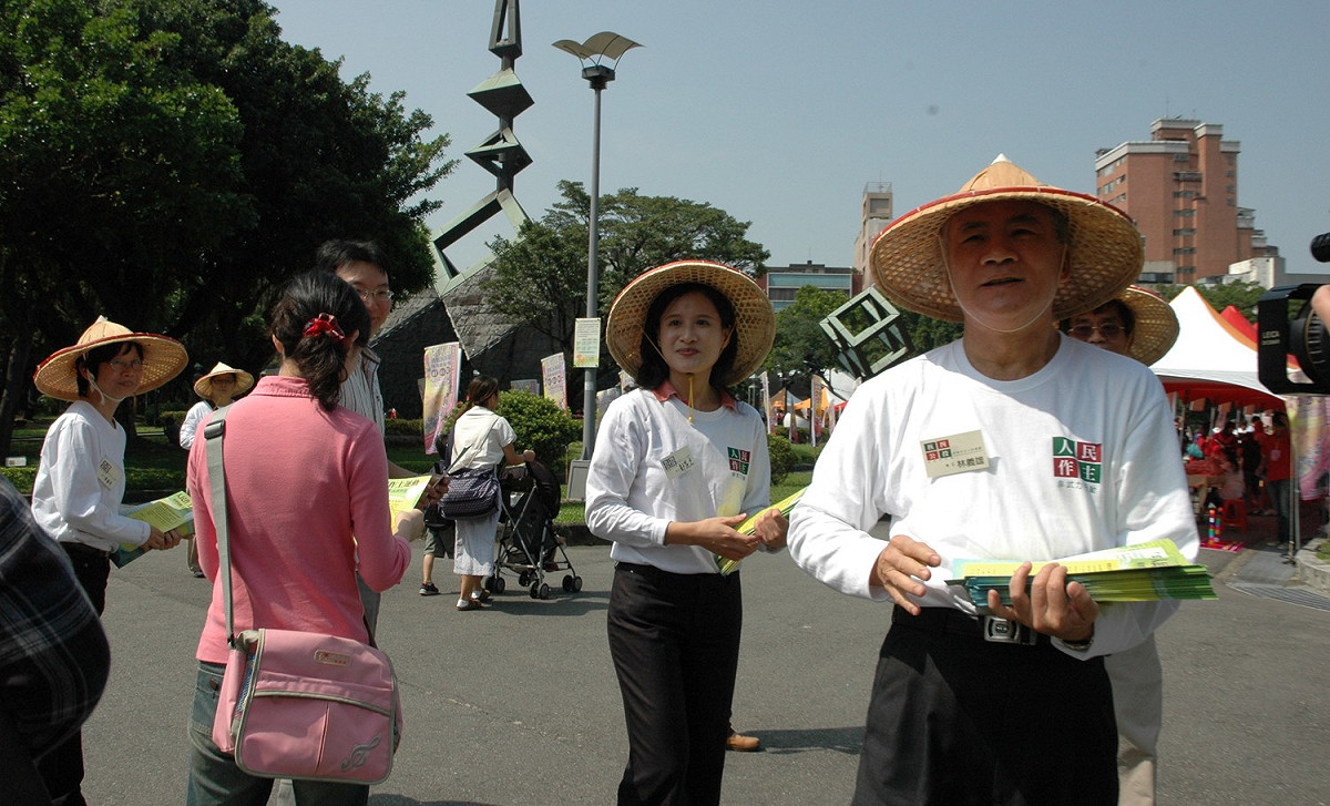身為人民作主運動的發言人也就是現任文化部長鄭麗君，和前民進黨主席林義雄一起在街上發放文宣，傳達他們的理念。 圖：邱萬興/攝影
