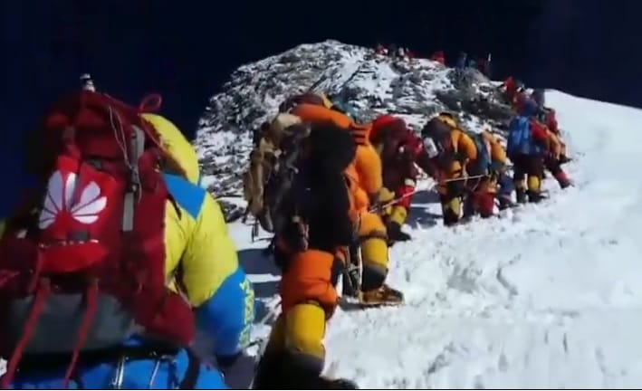 每年都有數百名登山者登上世界之巔聖母峰。 圖：翻攝Youtube