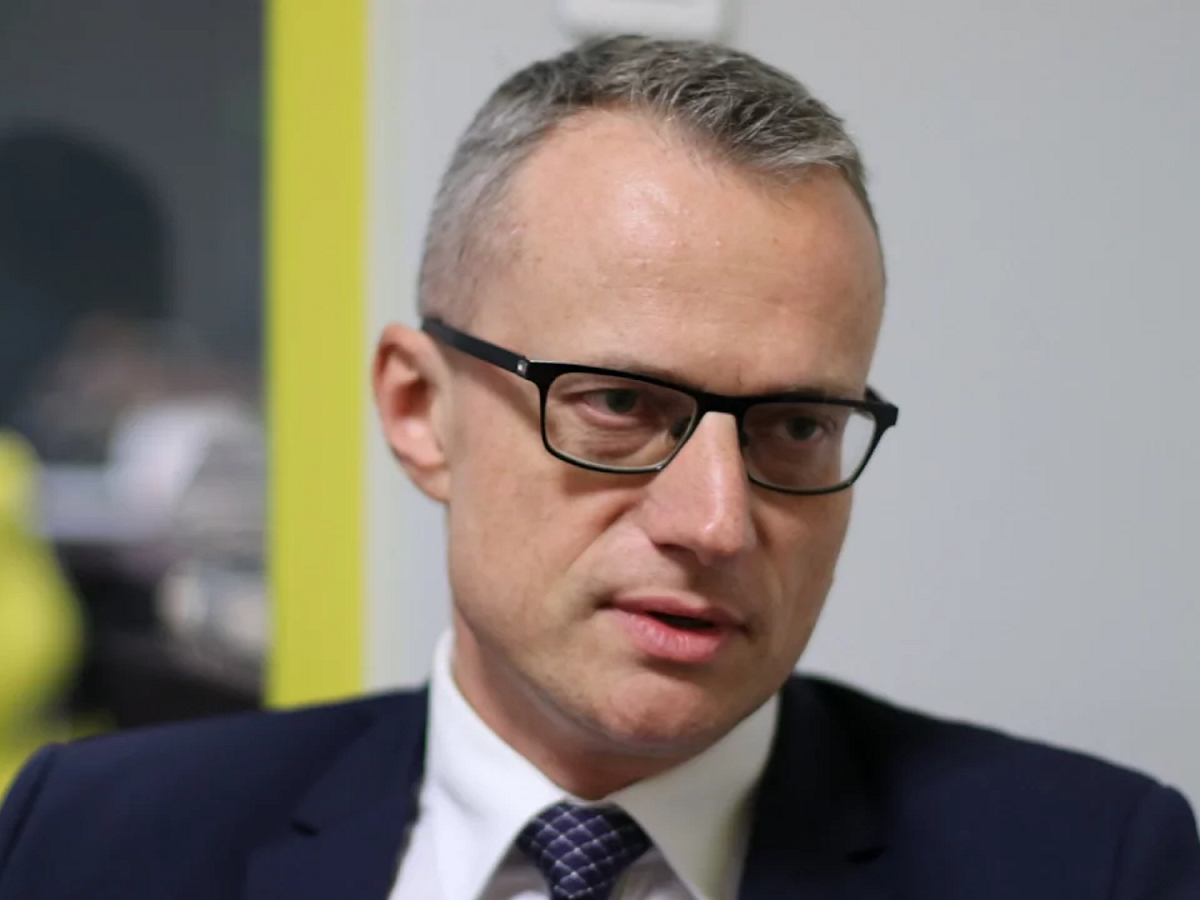 以色列警方發言人羅森費德（Micky Rosenfeld）表示，波蘭駐以色列大使馬基羅斯基（MarekMagierowski，如圖，資料照片）當地時間14日坐在車內時，一名男子走近並「對他吐口水」，警方隨即逮捕這名住在特拉維夫北方赫茲利亞市（Herzliya）的65歲老翁。 圖：翻攝自Youtube