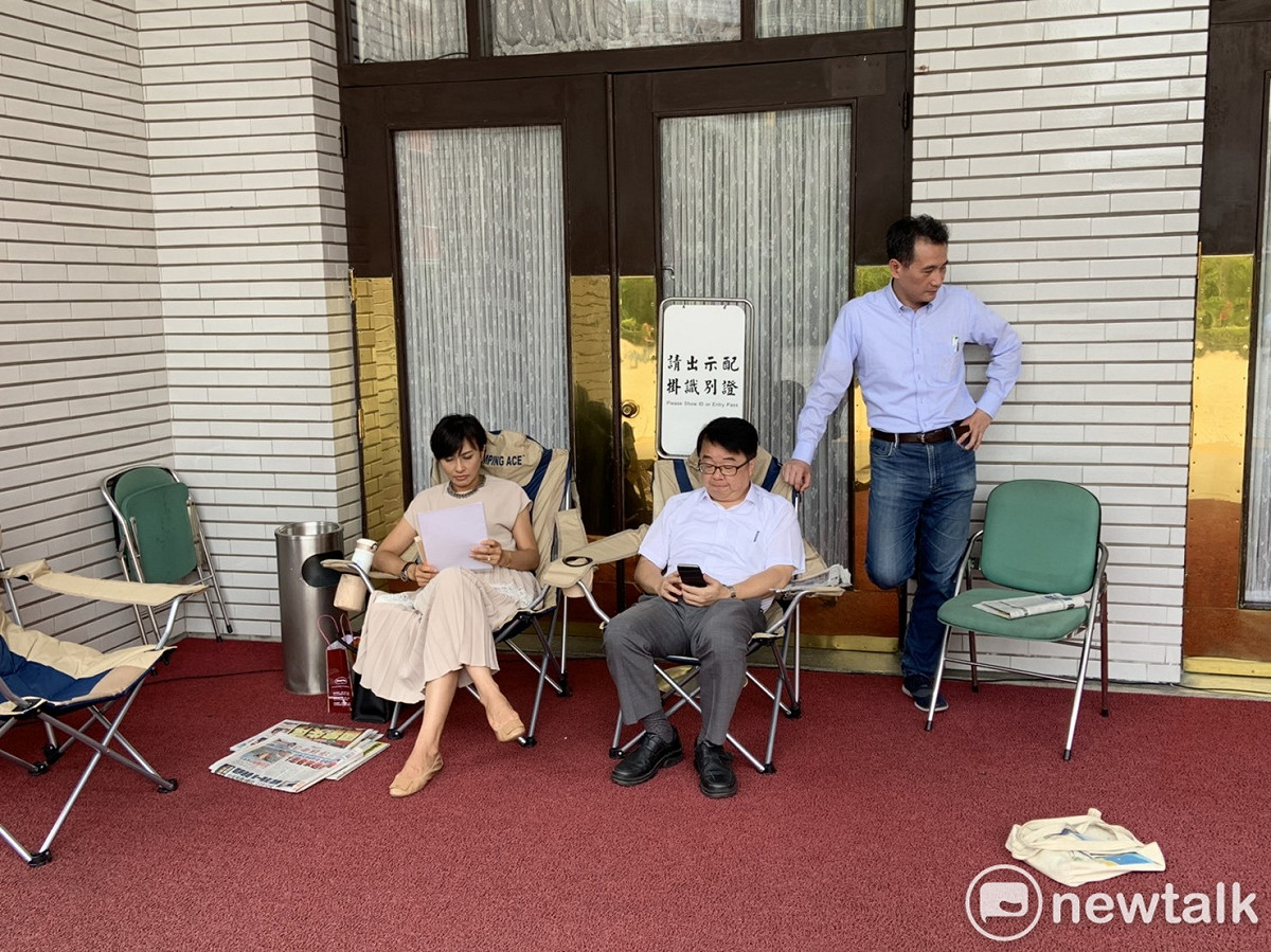 綠委一早在議場前排隊。 圖:陳佩君/攝