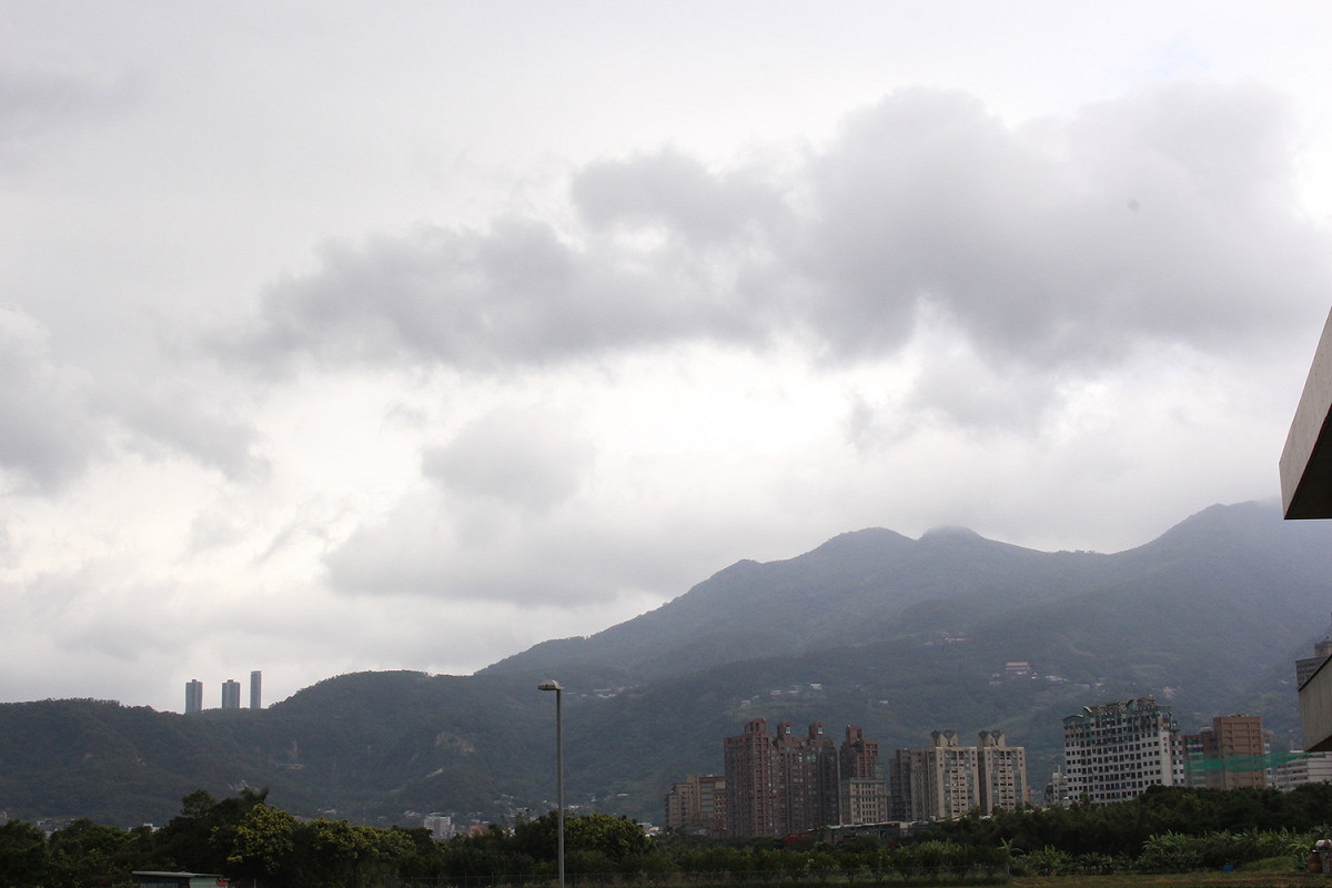 今（16）各地為多雲可見陽光的天氣，白天炎熱、紫外線強，不過午後會有局部短暫雷陣雨，提醒民眾外出帶傘。 圖：閻芝霖/提供