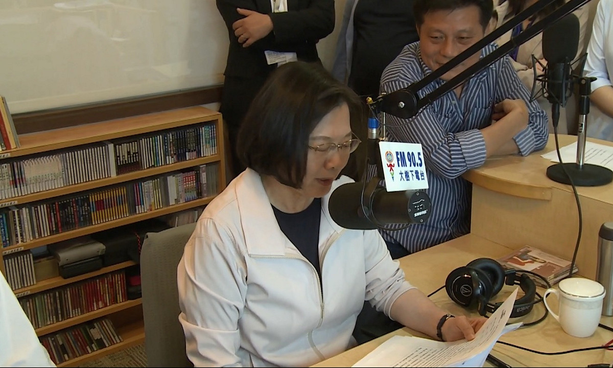 蔡英文16日上午在大樹下廣播電台播報氣象。 圖：翻拍自總統府影音