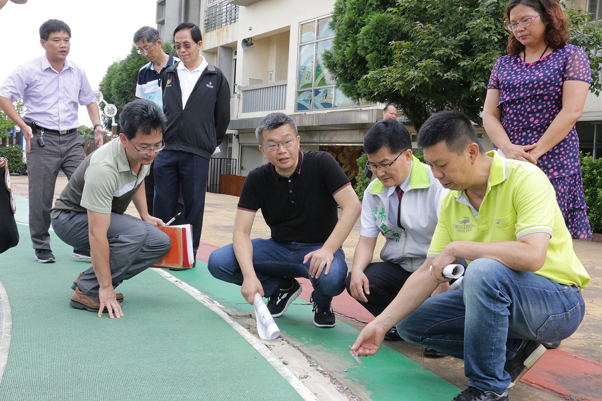 蔡其昌與楊典忠到學校會勘，爭取改善操場的經費。 圖 : 蔡其昌辦公室/提供