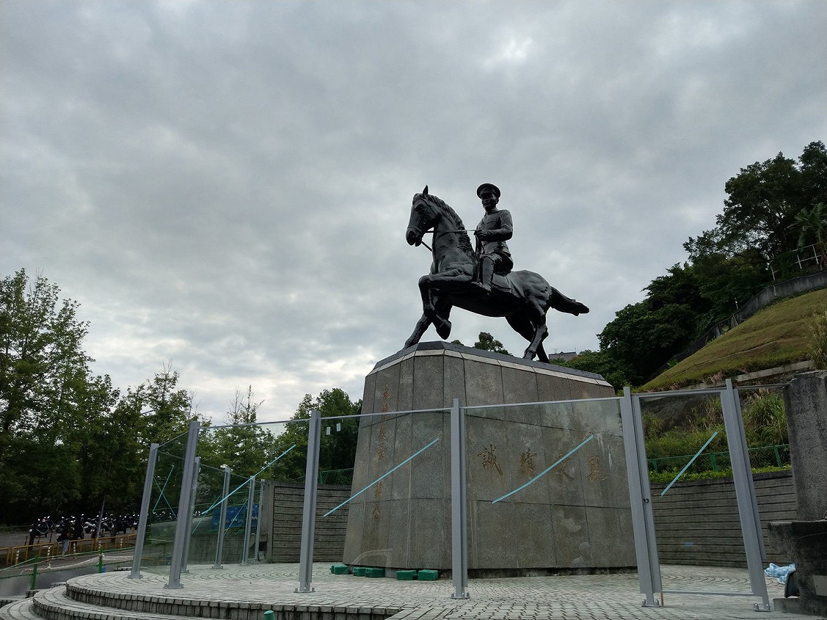 政大在後山蔣公騎馬銅像周邊加設玻璃護欄。 圖：擷取自國立政治大學臉書