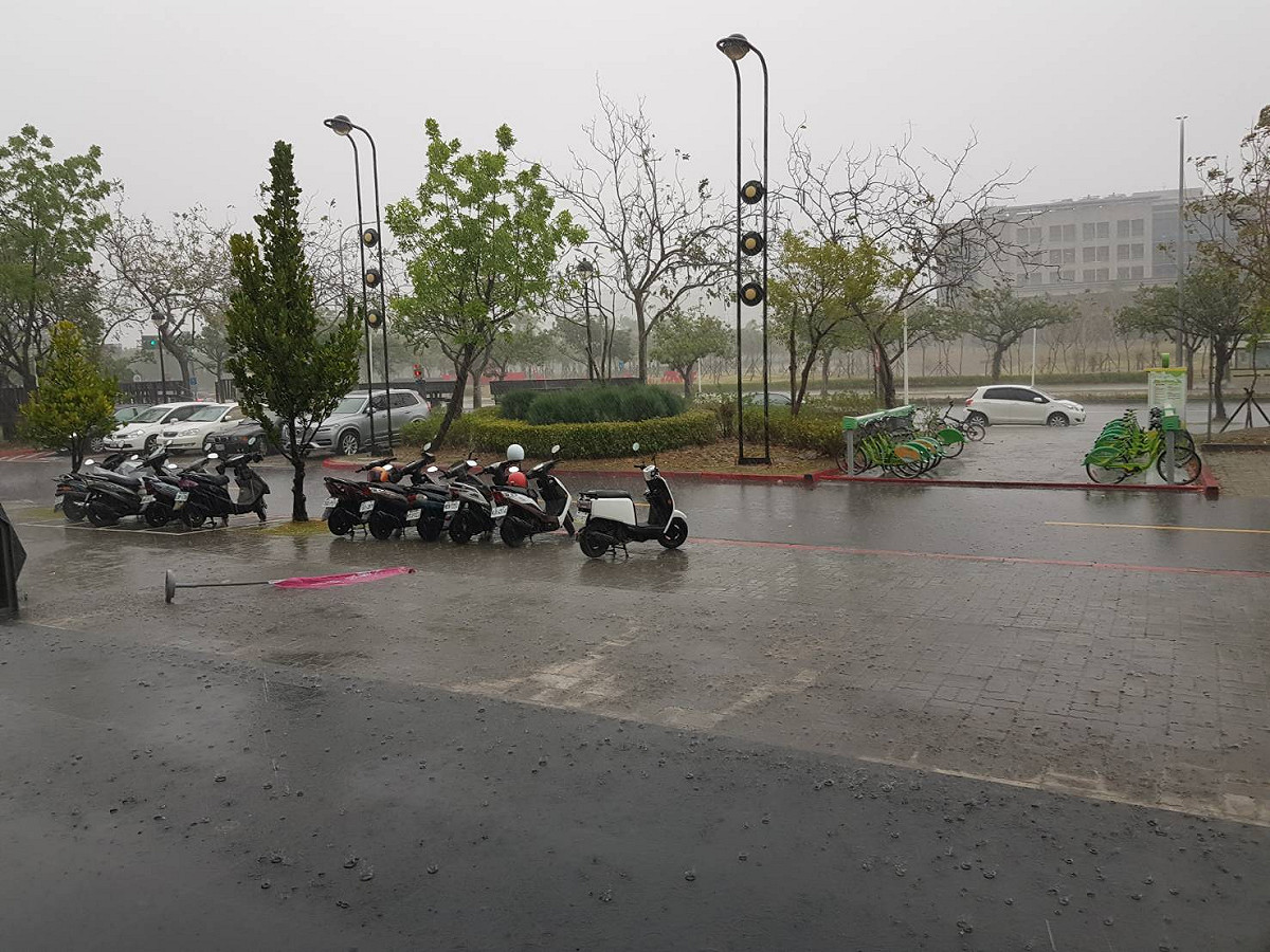 今（4）日受颱風外圍環流影響，中央氣象局針對嘉義縣、台南市、高雄市發布豪雨特報。 圖：閻芝霖/提供