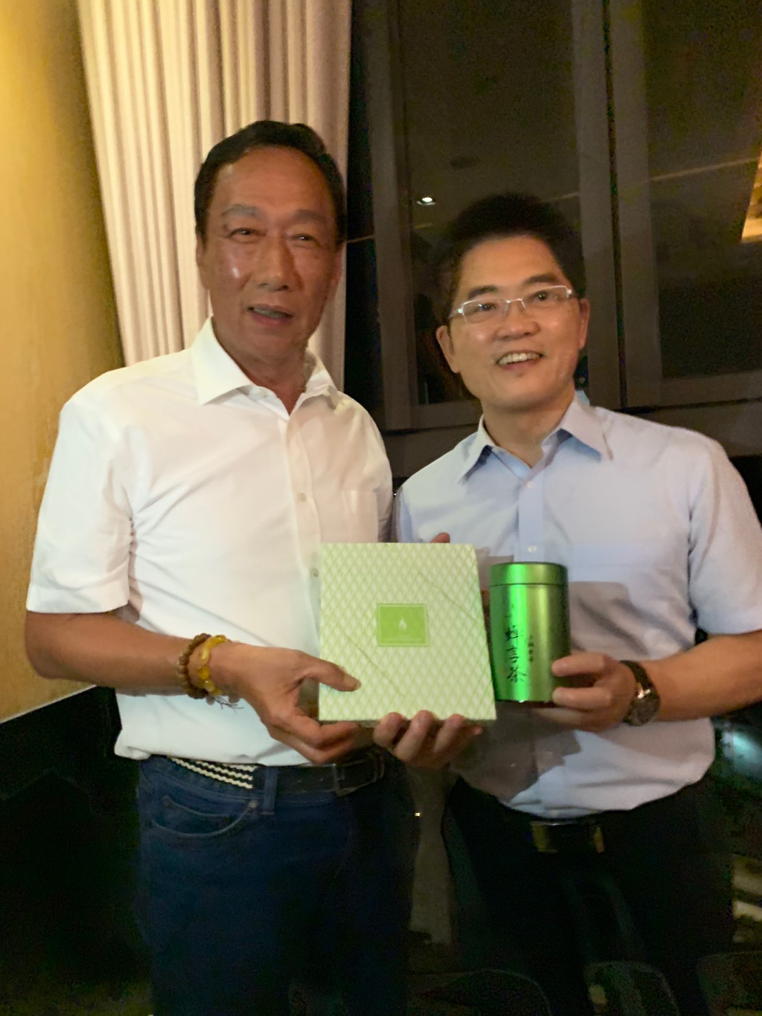 郭台銘與黃健庭合照。 圖：翻攝自郭台銘臉書