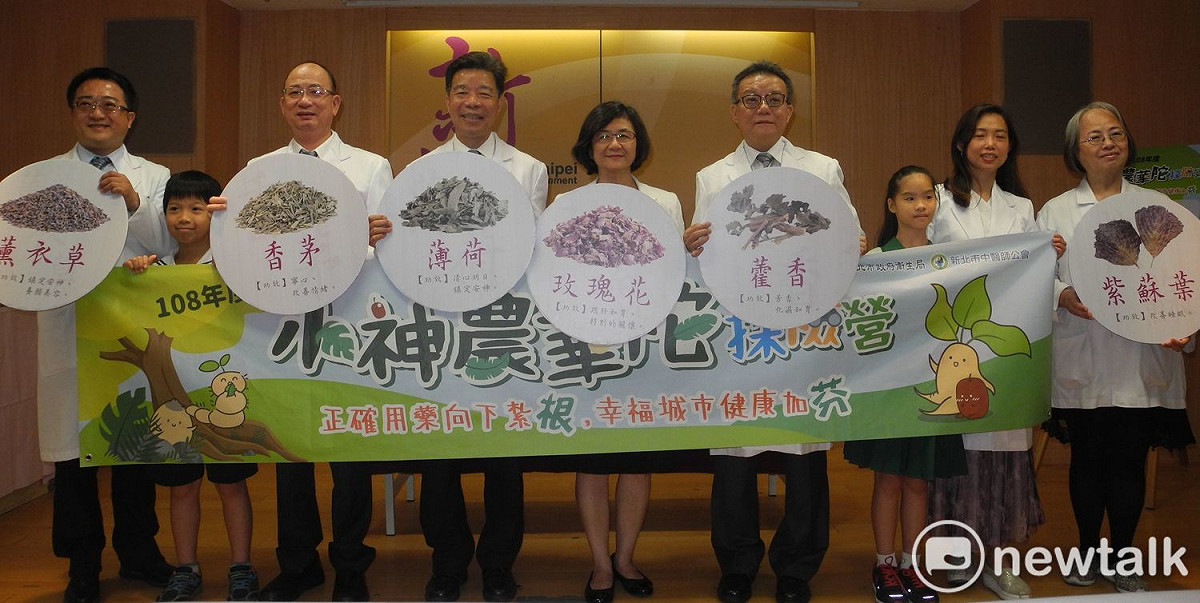 新北市衛生局與新北市中醫師公會聯手舉辦「新北市小神農華佗探險營」，活動內容知性有趣，又可學習中醫知識。  圖：王峻昌/攝