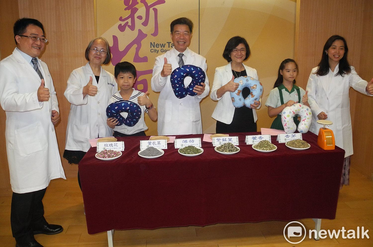 「新北市小神農華佗探險營」安排小朋友進行聰明午安枕DIY等實作教學。 圖：王峻昌/攝