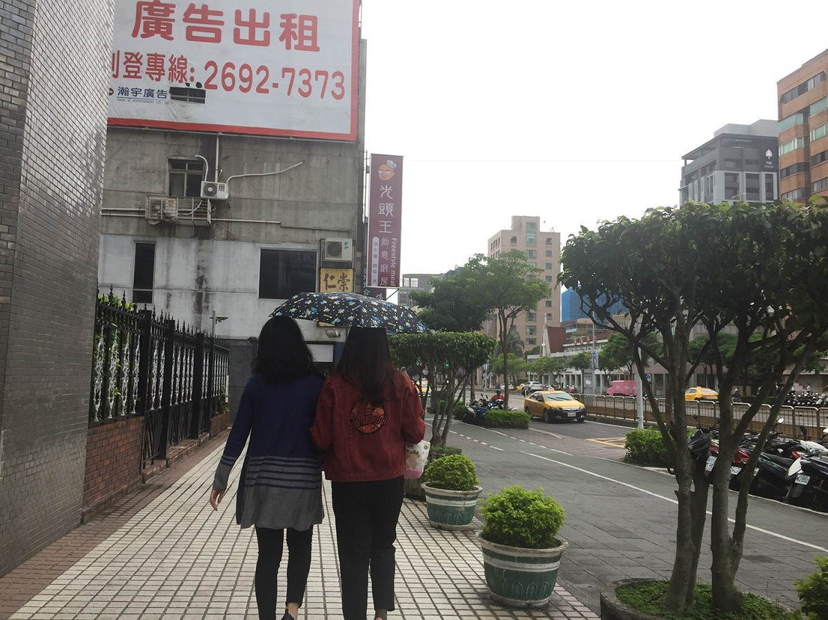 今（17）日西半部地區有局部短暫陣雨或雷雨，中央氣象局提醒民眾外出帶傘。 圖：閻芝霖/提供