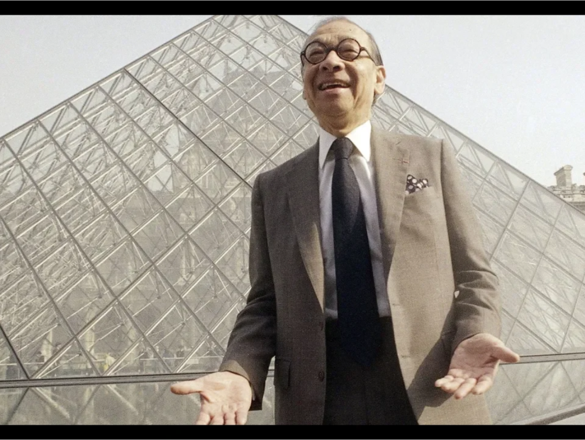 1984年，在時任法國總統密特朗（Francois Mitterrand）委託下，貝聿銘替羅浮宮主庭院設計由玻璃和金屬建造的巨大金字塔，作為主要入口，周圍環繞3個相同造型的小型金字塔，於1989年完工。 圖：翻攝自Youtube