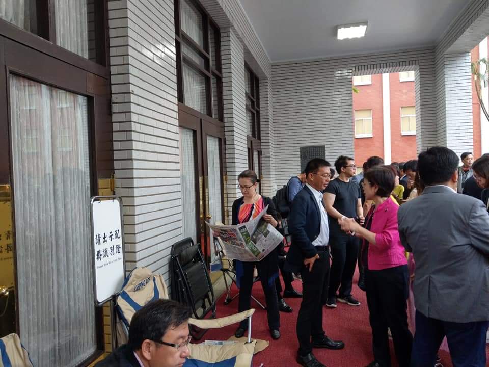立法院會今天將處理同婚專法，預計將上演表決大戰，為了讓今天的議事能夠順利進行，民進黨立委昨天就開始在議場外排隊，經過徹夜的輪班守候，民進黨立委並在上午6時30分便聚集在議場外，搶7時第一時間進入到議場內備戰。 圖：翻攝自鄭運鵬臉書