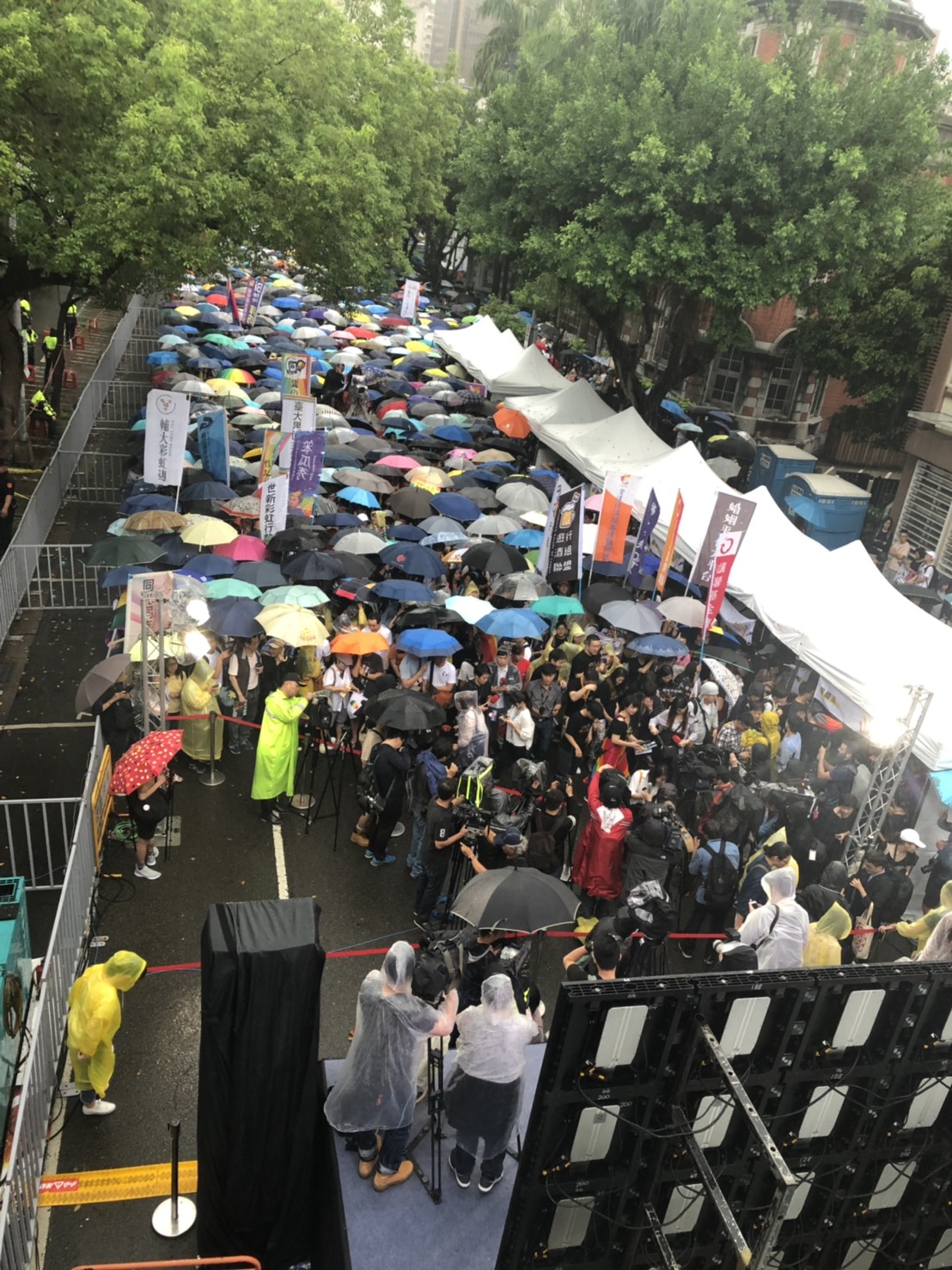 不畏大雨，挺同人士齊聚一堂。 圖:陳佩君/攝