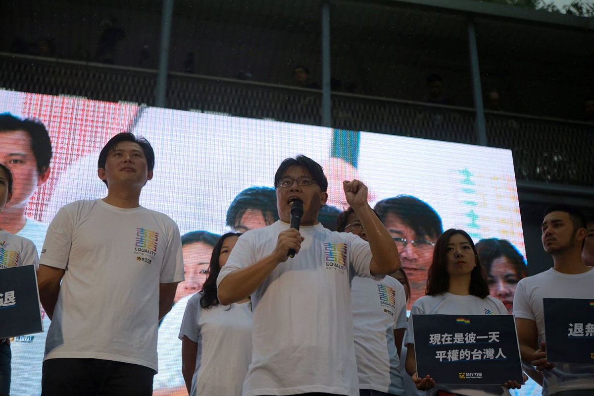 時代力量主席邱顯智(拿麥克風者)與立法委員黃國昌(圖左)。 圖：婚姻平權大平台提供