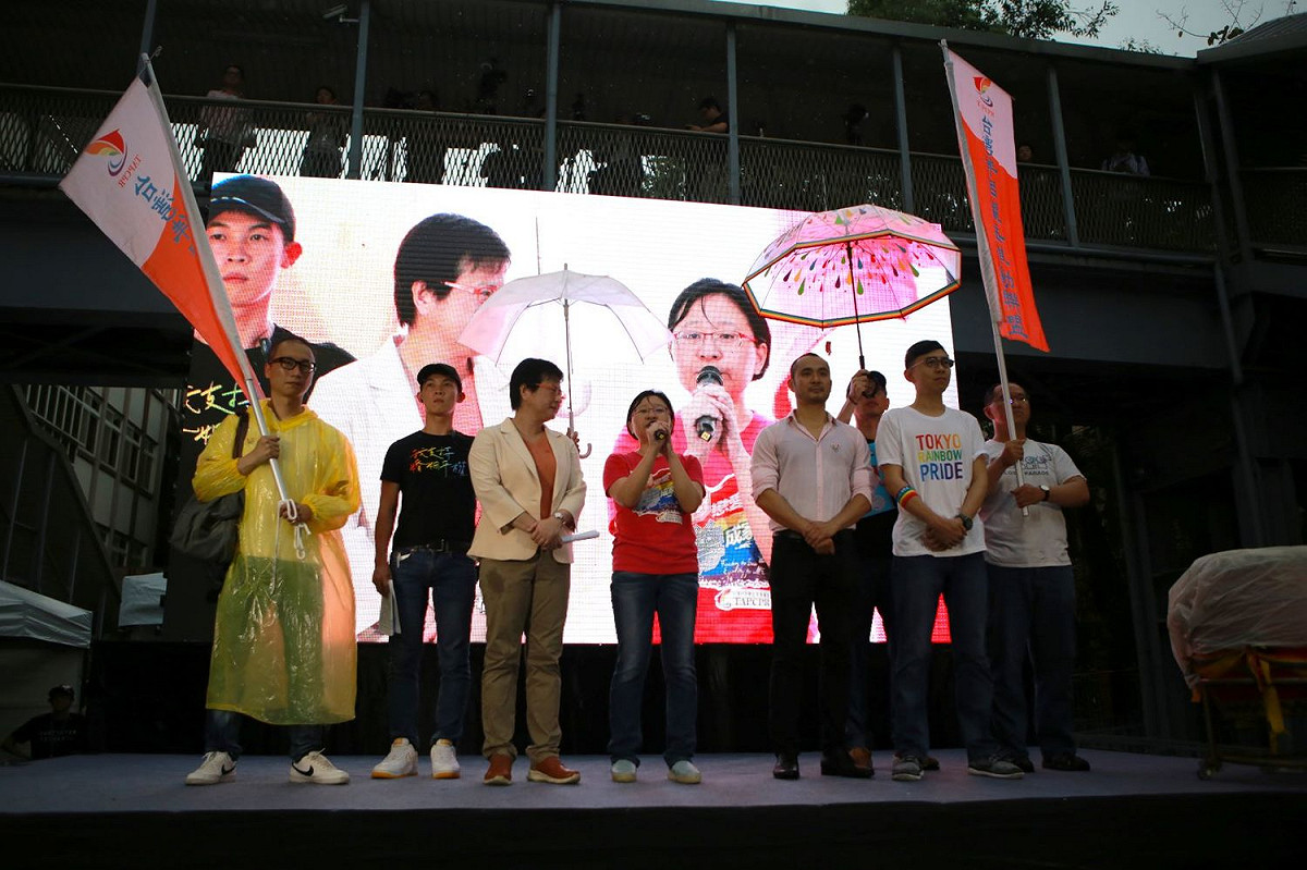 致力推動婚姻平權的伴侶盟站上講台發表演說。 圖：婚姻平權大平台提供