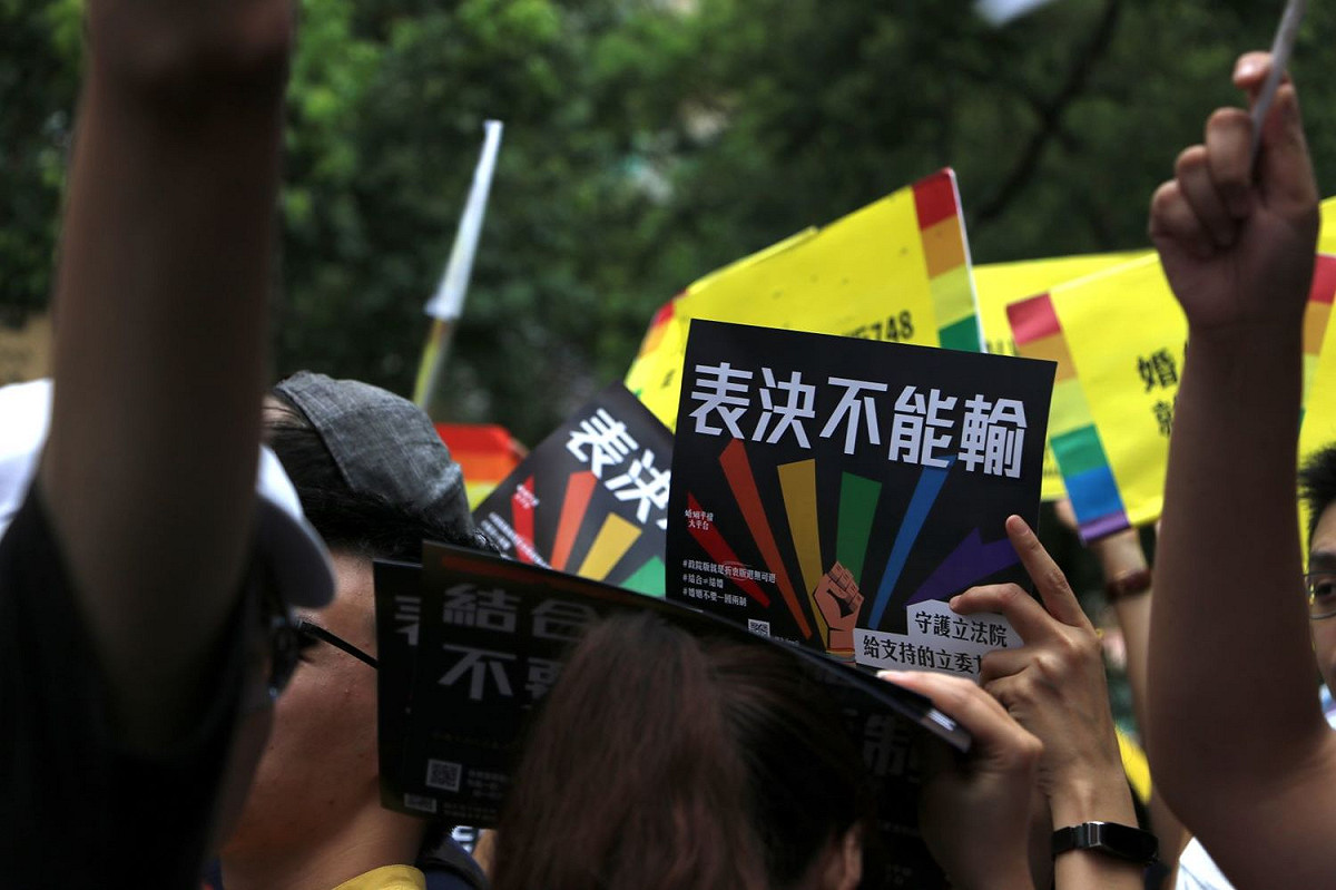 支持者手中紛紛拿著「表決不能輸」、「結合 ≠婚姻」的牌子齊聲高呼。 圖：婚姻平權大平台提供