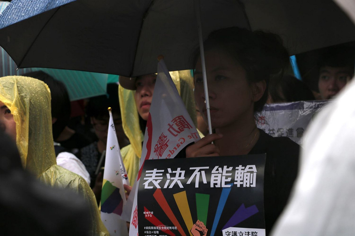 支持者冒雨等待。 圖：婚姻平權大平台提供