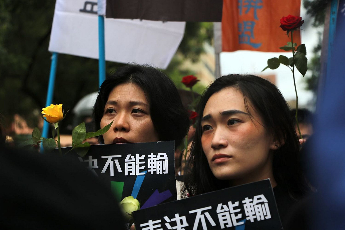 支持者手拿「表決不能輸」的牌子等待結果出爐。 圖：婚姻平權大平台提供