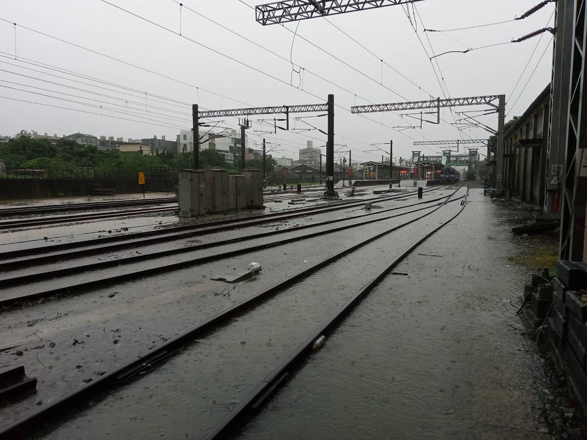 今豪雨狂炸，台鐵香山站軌面也淹水 圖：台鐵／提供