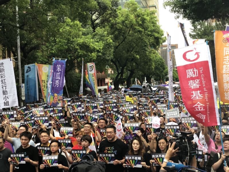現場已逾兩萬人站上街頭。 圖：婚姻平權大平台提供