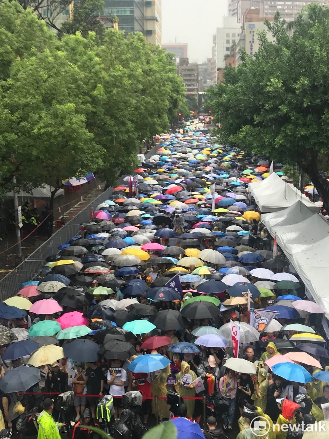 眾多挺同支持者湧入立法院周邊。 圖：周煊惠 ／攝