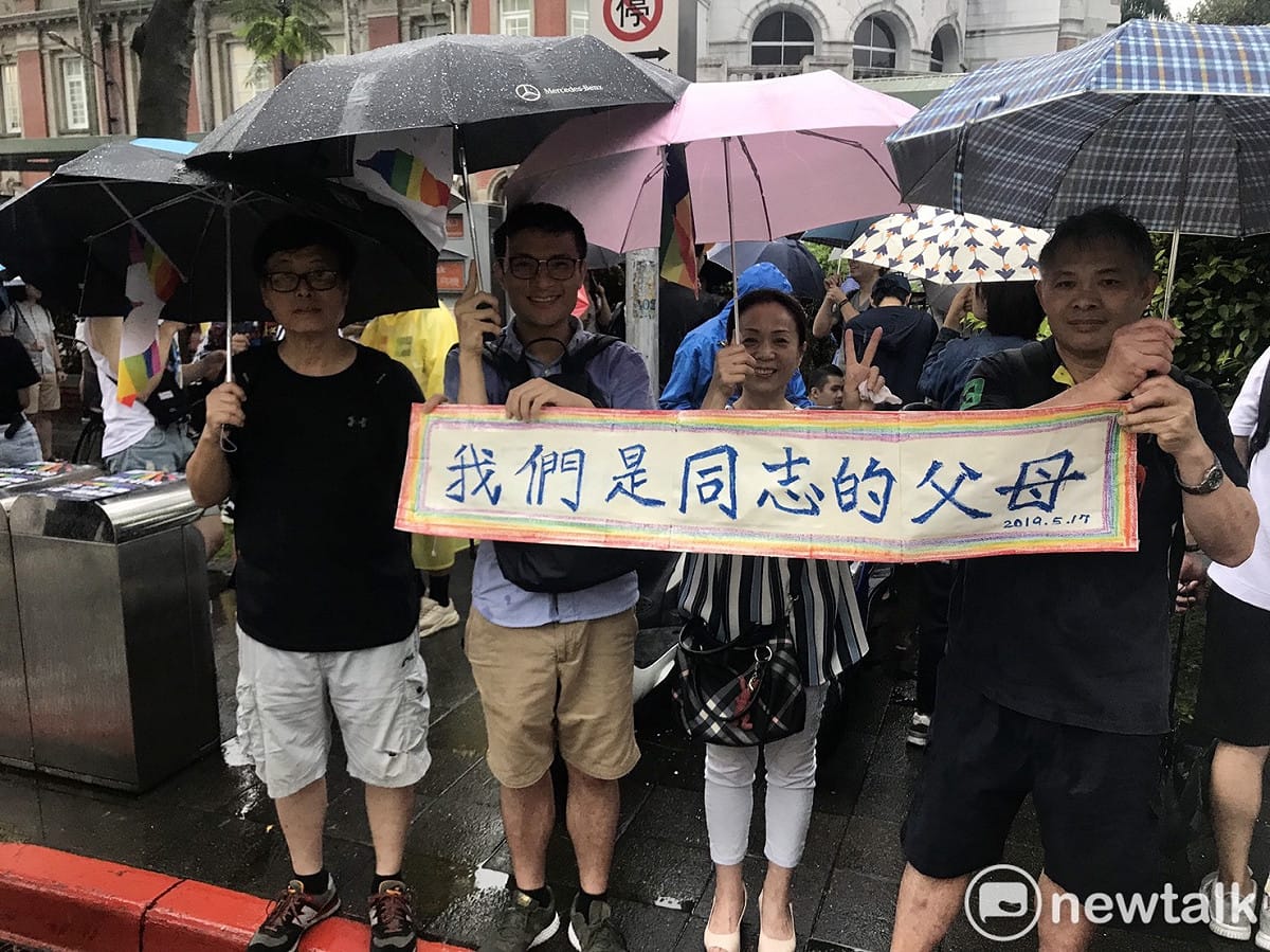 有民眾拿著「我們是同志的父母」聲援。 圖：周煊惠 ／攝