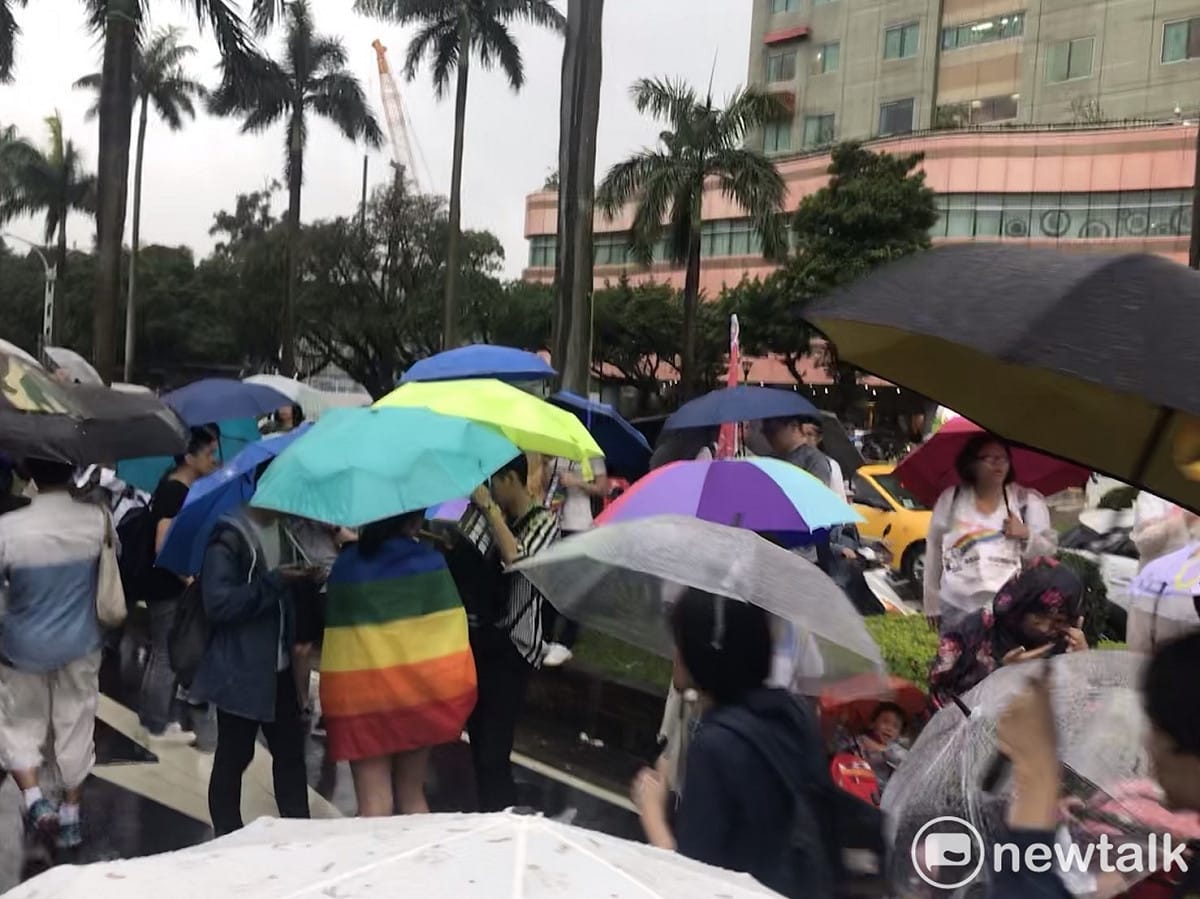 聲援民眾太多，從青島東路湧到中山南路上。 圖：周煊惠 ／攝