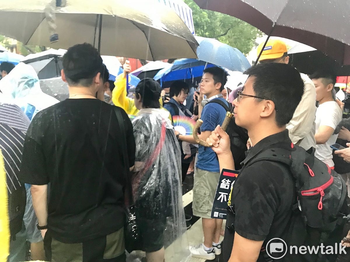 無黨籍北市議員邱威傑到現場關注。 圖：周煊惠 ／攝