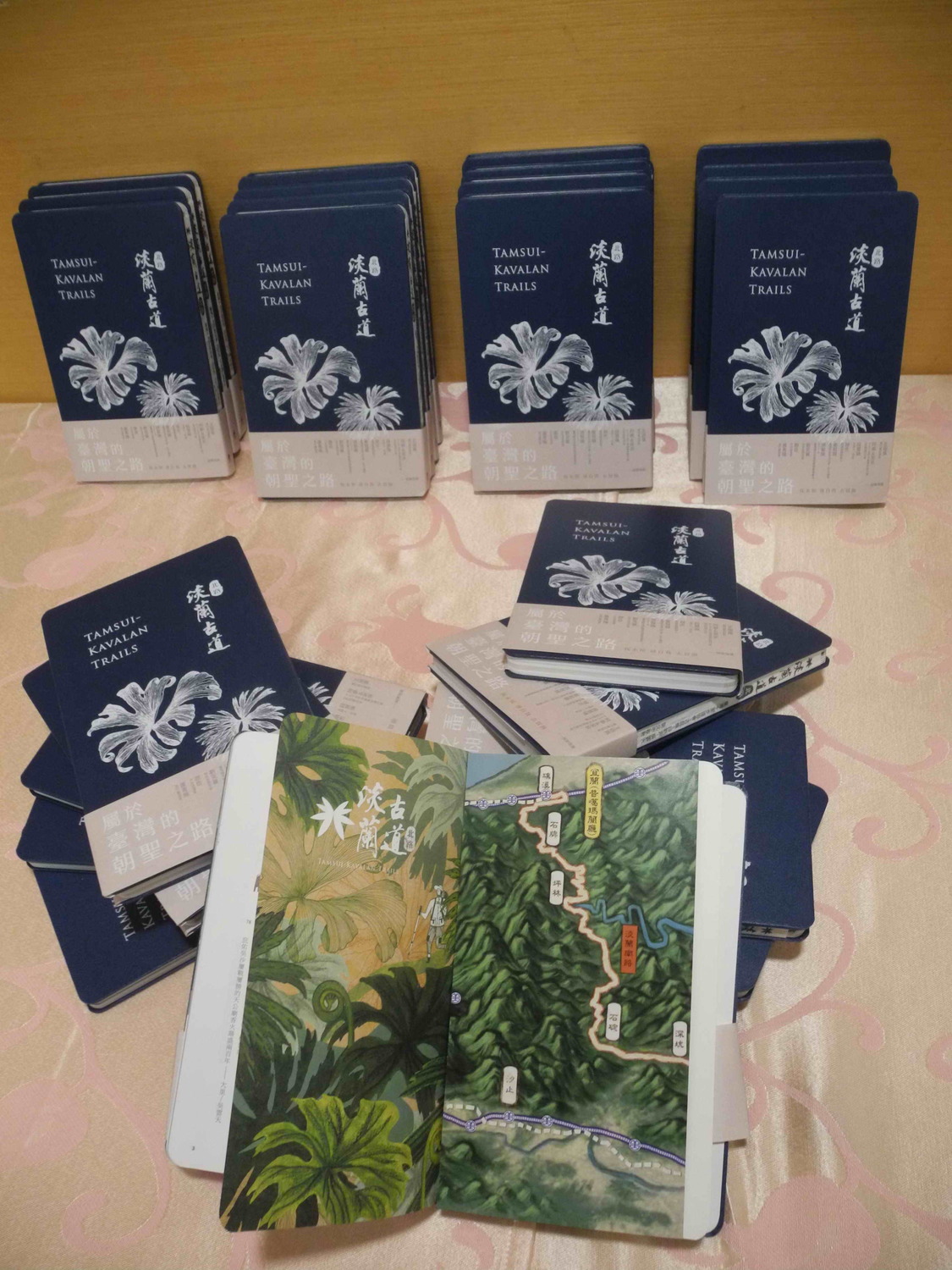 《淡蘭古道〔北路〕》是展開淡蘭古道之旅的必備參考書，首刷一千本即將賣完，正緊急二刷印製中。  圖：王峻昌 /攝