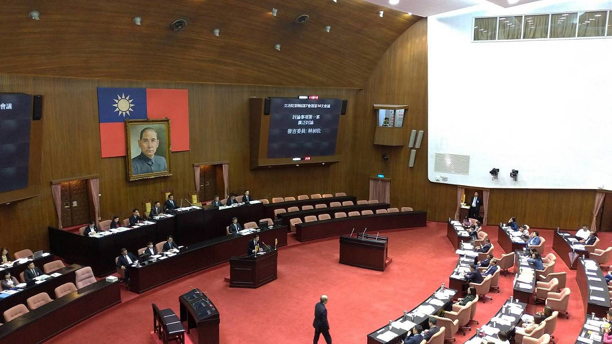 林昶佐在發言台上發言。 圖:陳佩君/攝
