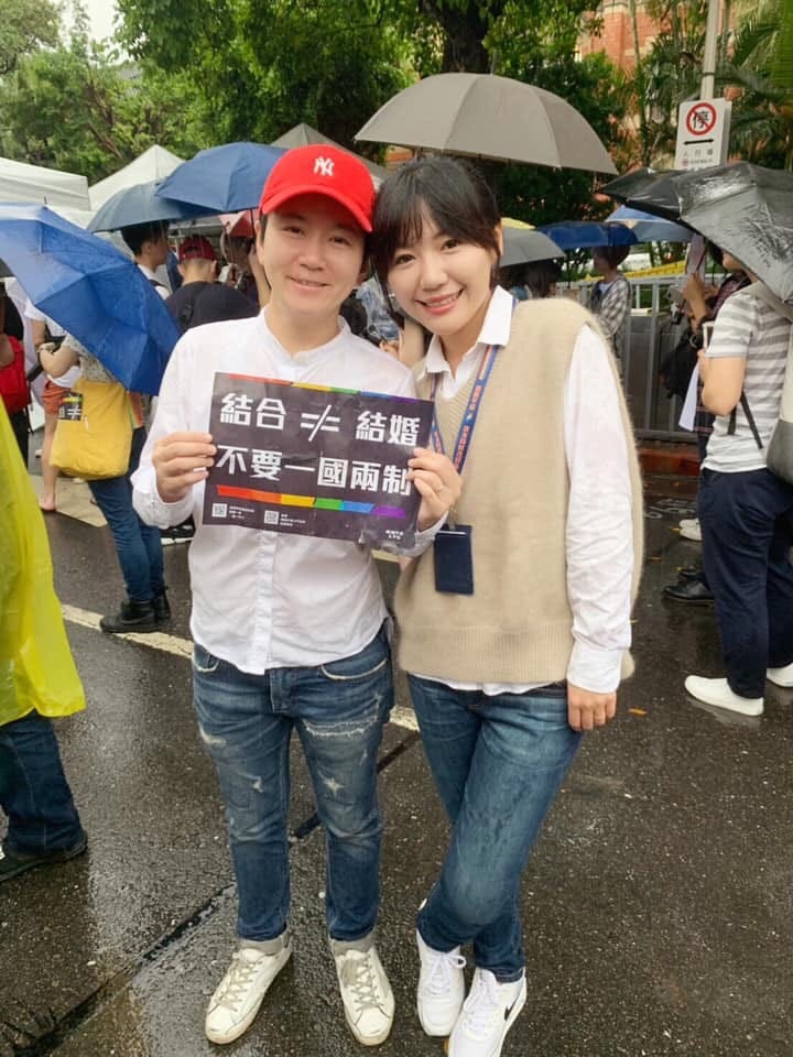 民進黨台北市議員許家蓓（左）、吳沛憶（右）到場力挺同婚專法。 圖：翻攝許家蓓臉書