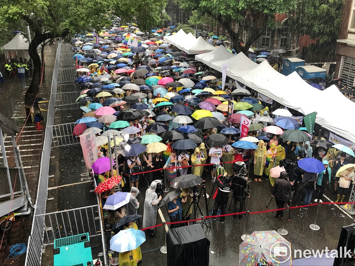 場外雖下著大雨，仍澆不熄挺同支持者的熱情。 圖：周煊惠 ／攝