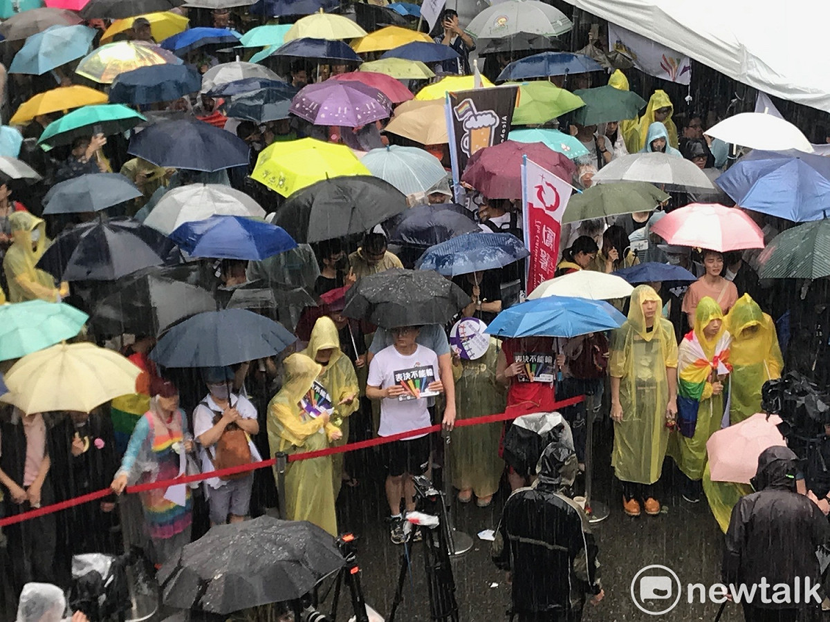 場外雖下著大雨，仍澆不熄挺同支持者的熱情。 圖：周煊惠 ／攝