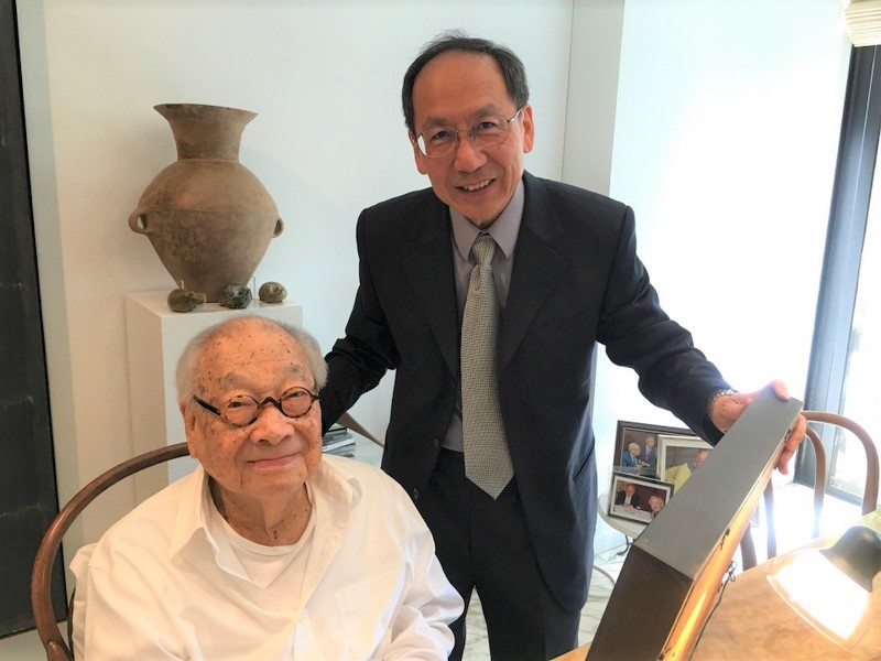 貝聿銘（左）百歲生日前夕與東海大學王茂駿校長（右）在紐約合影。 圖 : 東海大學/提供