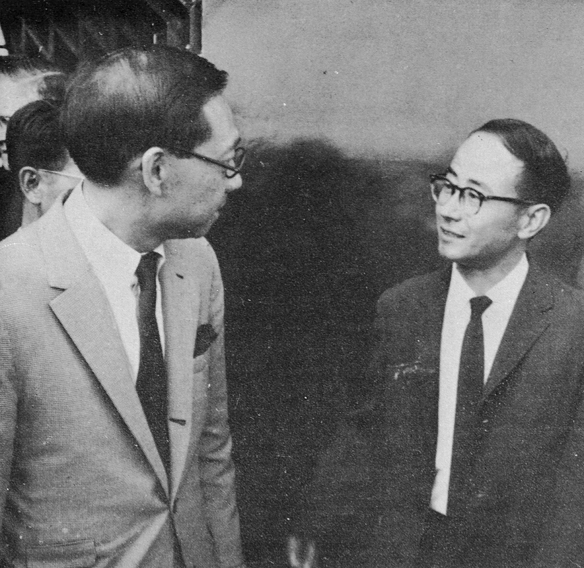 貝聿銘（左）和陳其寬（右）兩位建築師於路思義教堂內合影。 圖 : 東海大學/提供