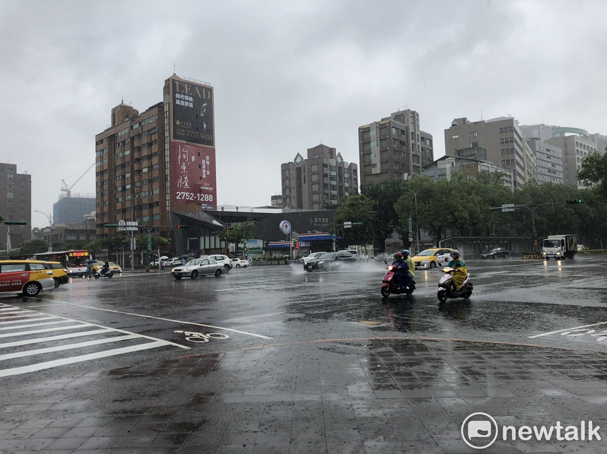 黃蜂明天掠過東南方海面，預計東半部及南部地區將有局部短暫陣雨或雷雨出現，其他地區為多雲。 圖：新頭殼資料照片