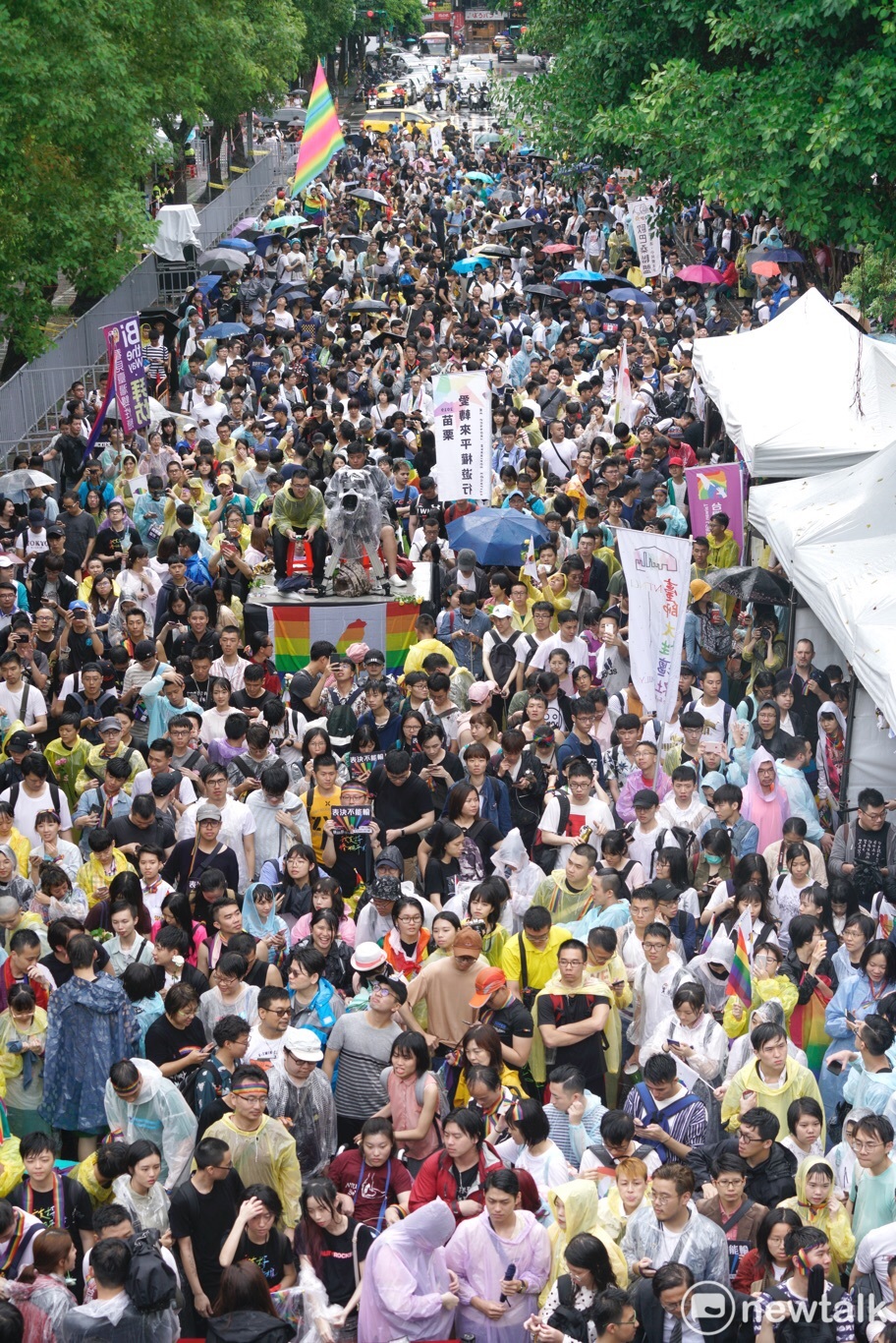 挺同團體及支持者聚集在立法院場外 圖：張良一 / 攝