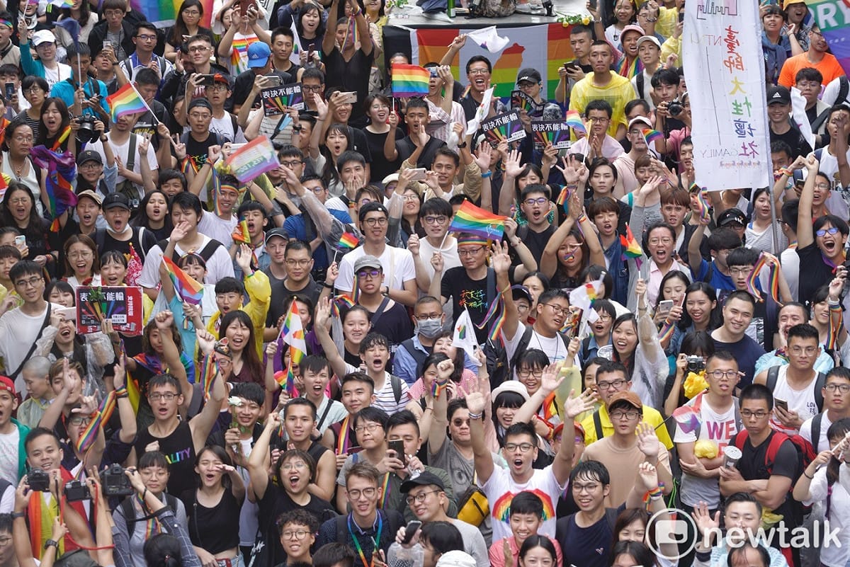 挺同支持者聚集在立法院場外。 圖：張良一 / 攝