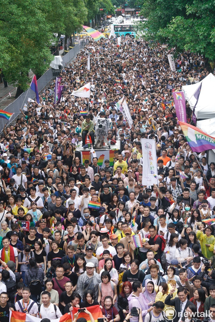 挺同支持者聚集在立法院場外。 圖：張良一 / 攝