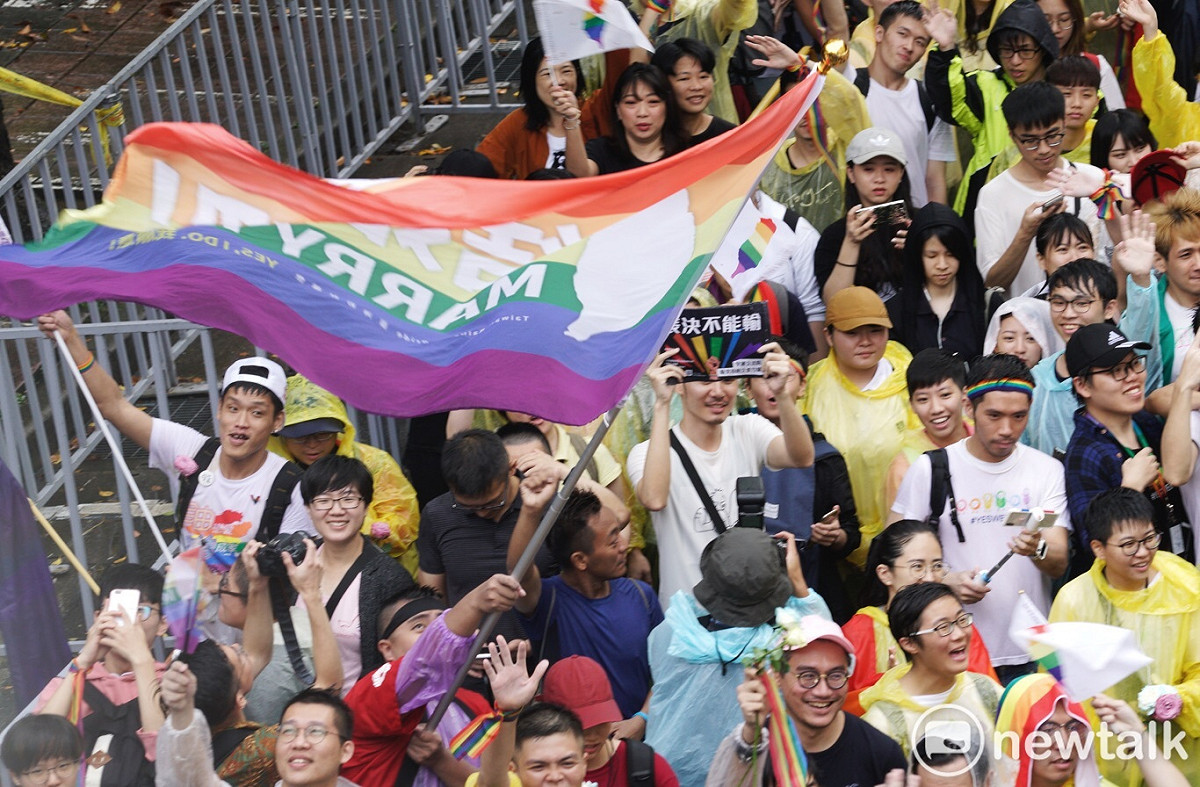立法院17日三讀通過《司法院釋字第748號解釋施行法》同婚專法，讓一早就聚集在立法院外的挺同團體忍不住激動歡呼。 圖：張良一 / 攝（資料照片）