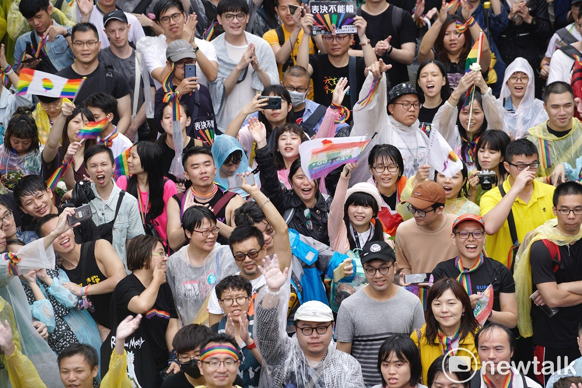挺同支持者聚集在立法院場外。 圖：張良一 / 攝