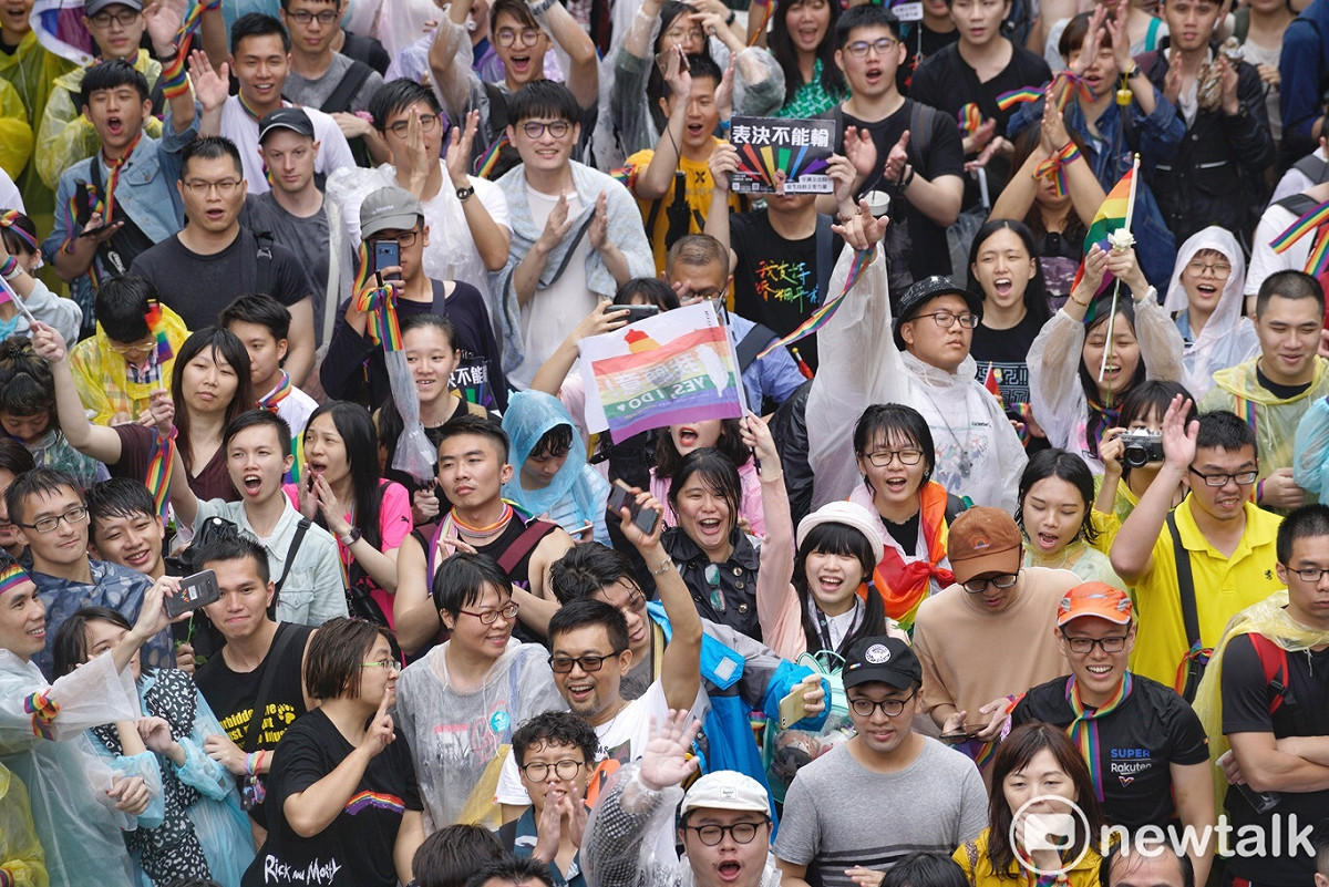 挺同支持者聚集在立法院場外。 圖：張良一 / 攝