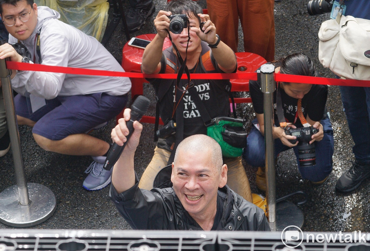 挺同婚專法，知名導演蔡明亮現身立法院前，開心向大家揮手。 圖：張良一 / 攝