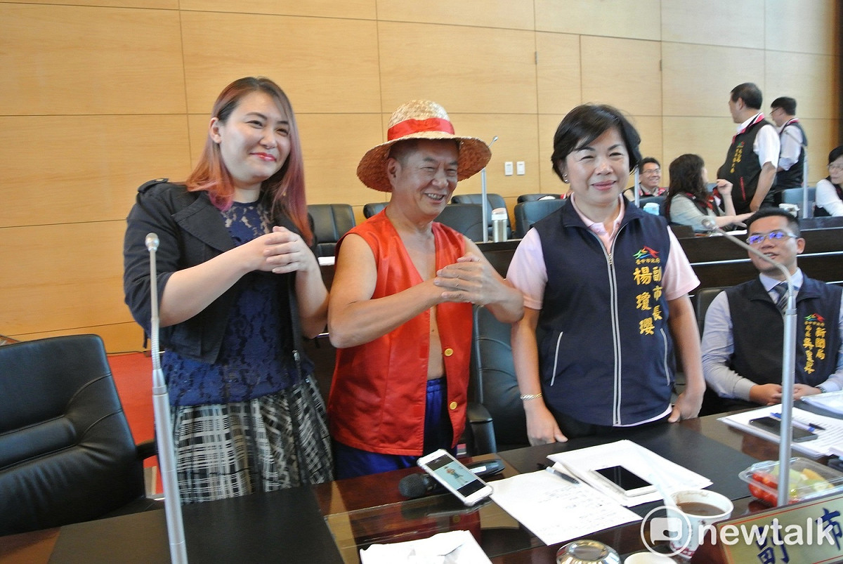 市議員鄭功進扮成鲁夫，連主持會議的市議員賴佳微也趕來要求合照。 圖 : 唐復年/攝