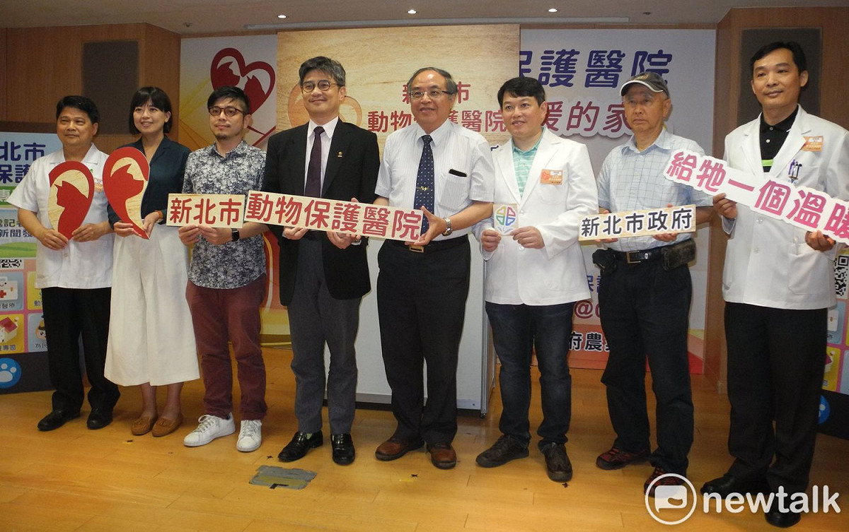 新北市首創「動物保護醫院」動保網，台大獸醫學院榮譽教授劉振軒（右四）大力肯定，讚許是全球首創的作法。  圖：王峻昌/攝