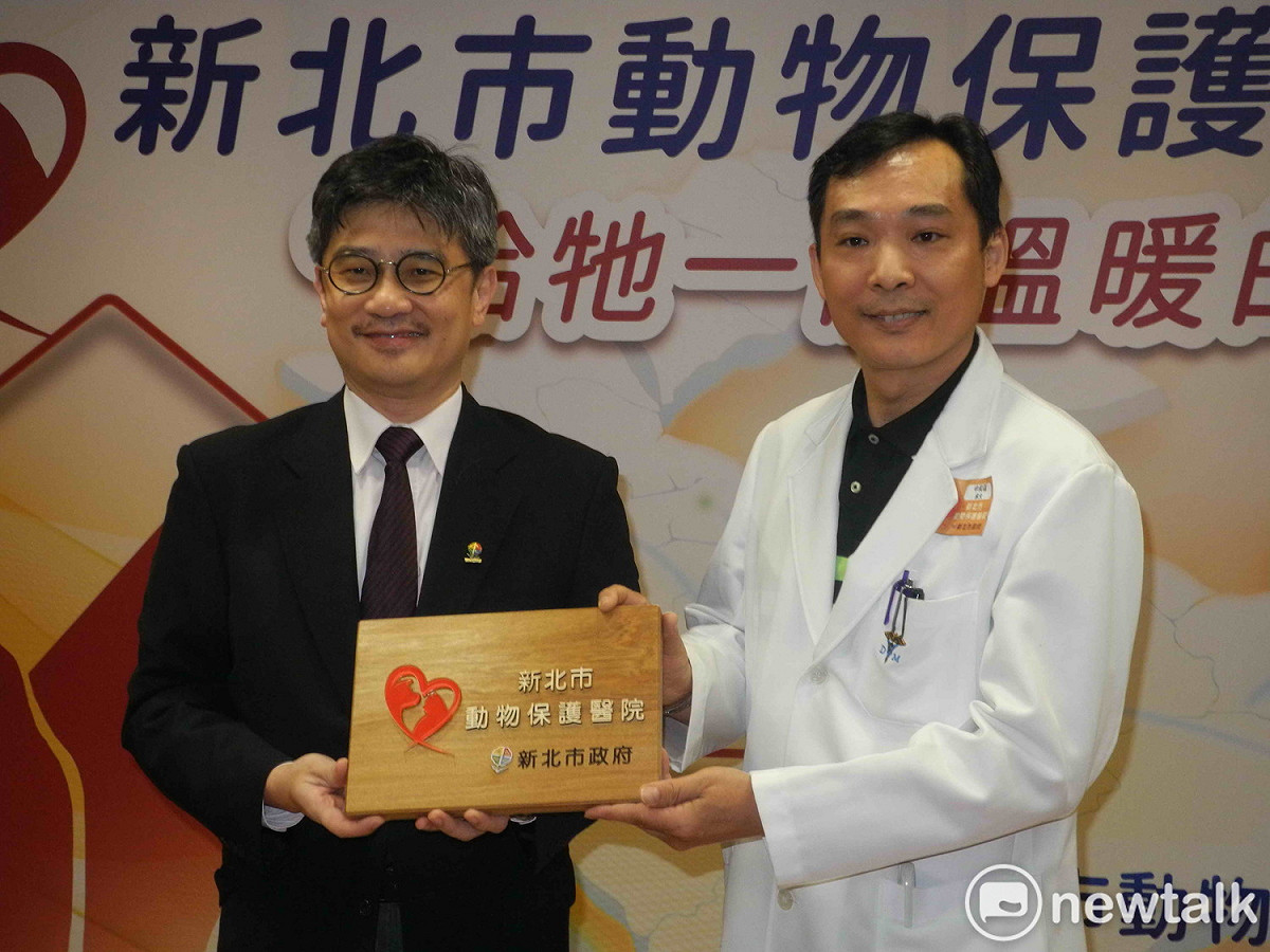 新北市農業局長李玟（左）授牌給承大獸醫院院長馬祥勝等38家動保醫院。  圖：王峻昌/攝