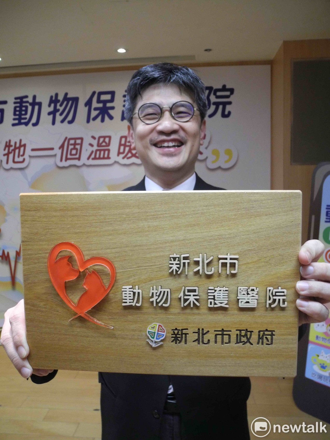 新北市府為動物保護醫院特製銜牌，供民眾辨識。 圖：王峻昌/攝