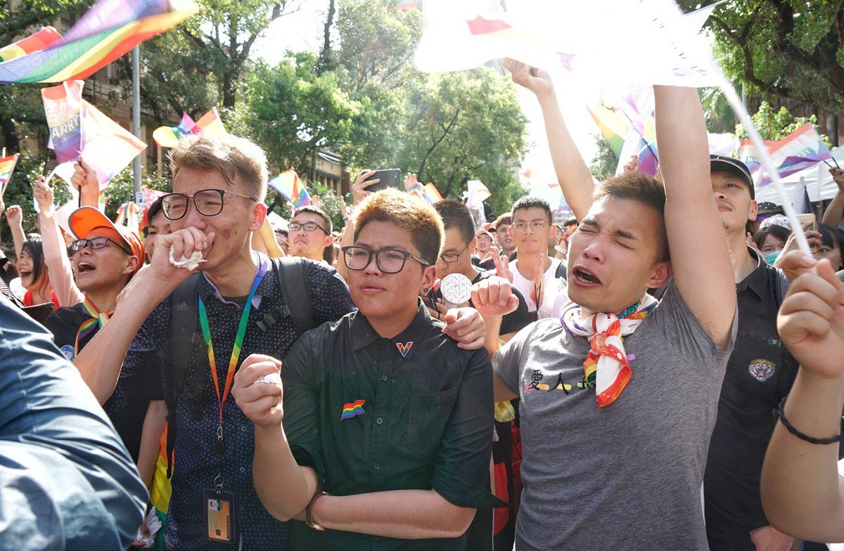 立法院院會今天三讀通過同婚專法，挺同團體激動落淚。 圖：張良一／攝