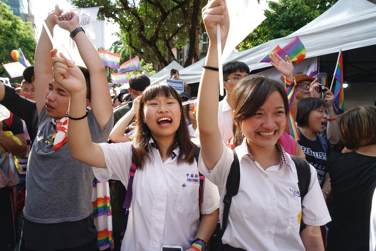 立法院院會三讀通過同婚專法，支持者場外歡呼。 圖：張良一／攝